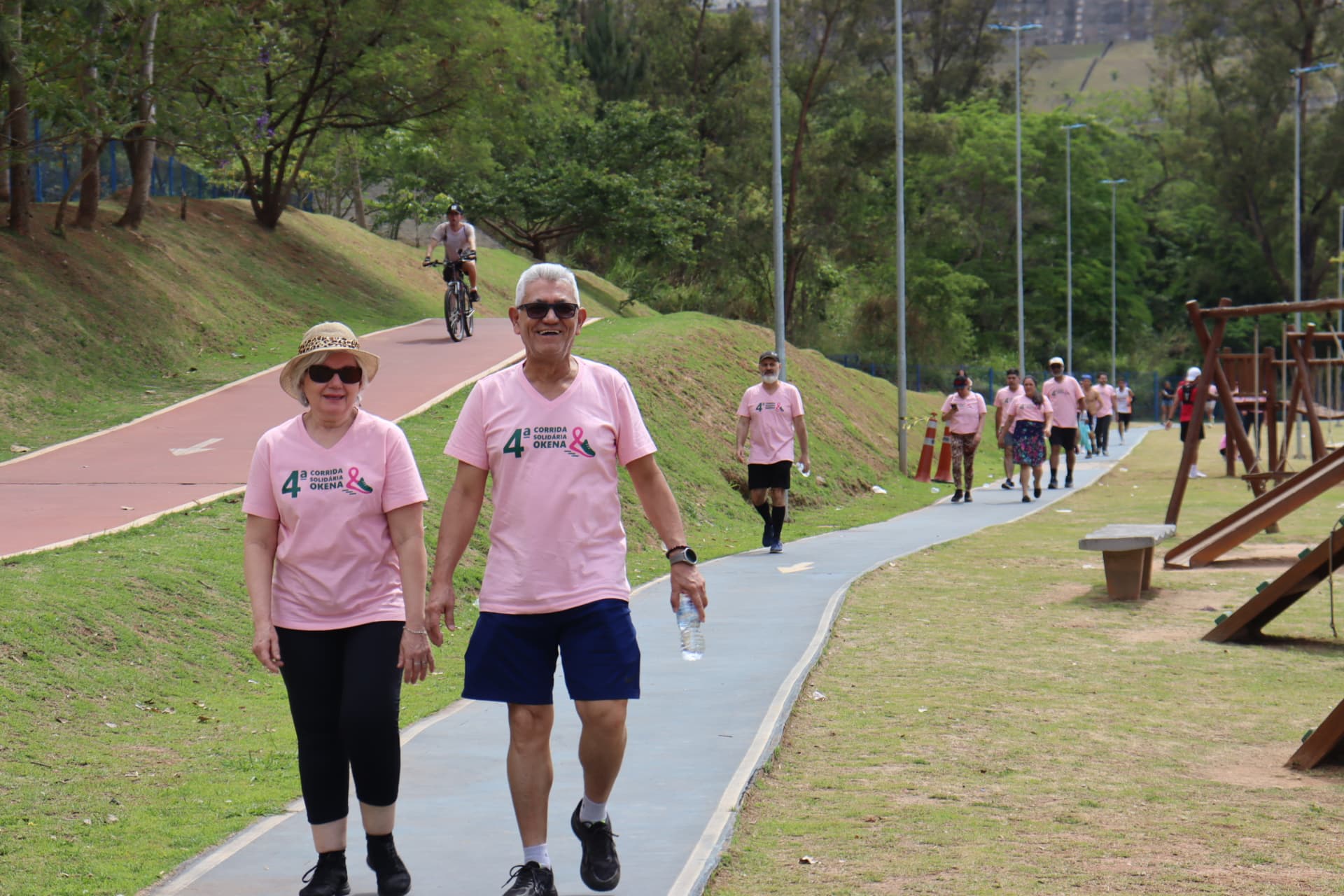 Participantes caminhando juntos no parque durante a 4ª edição