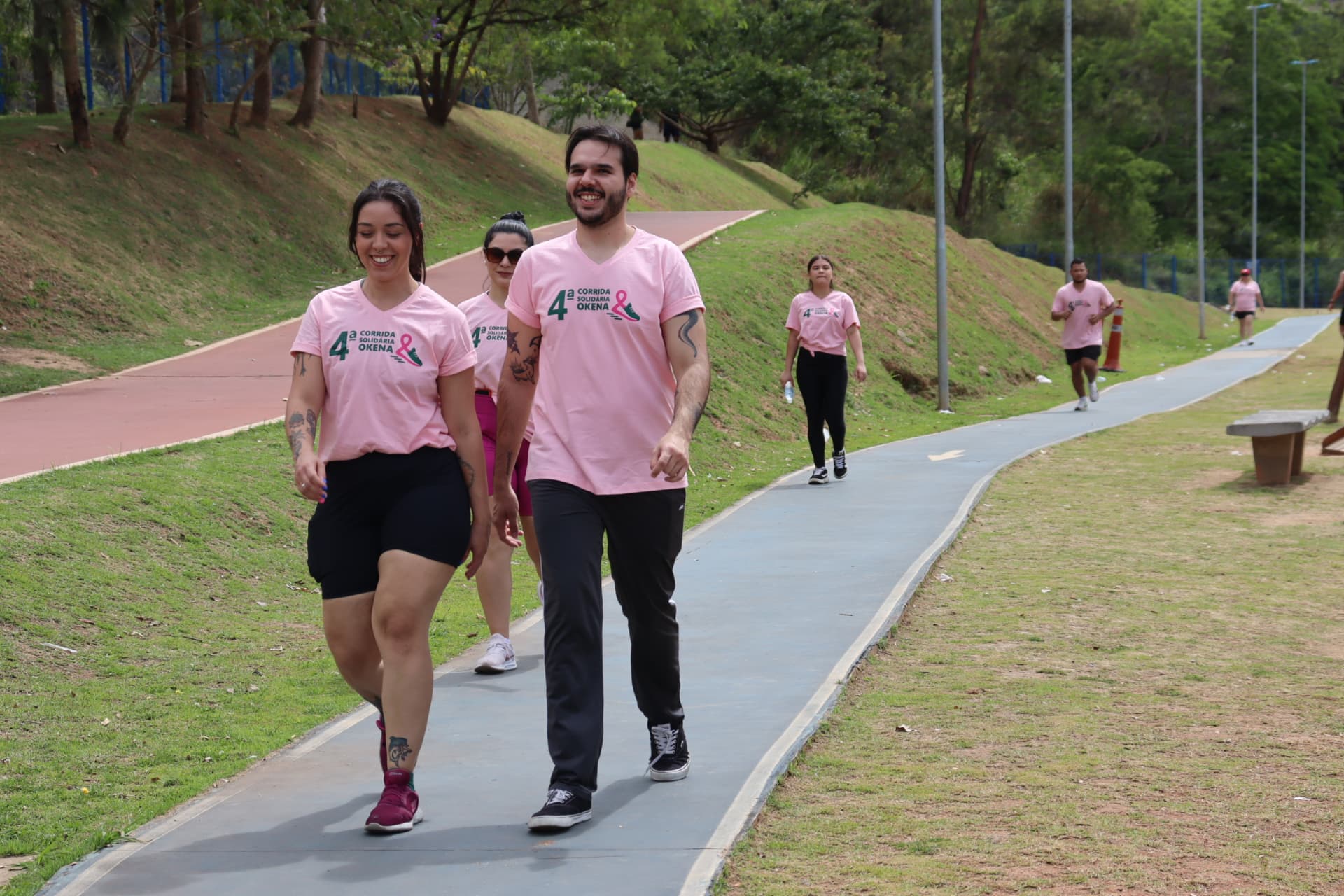 Participantes em movimento no trajeto da 4ª Corrida Solidária Okena