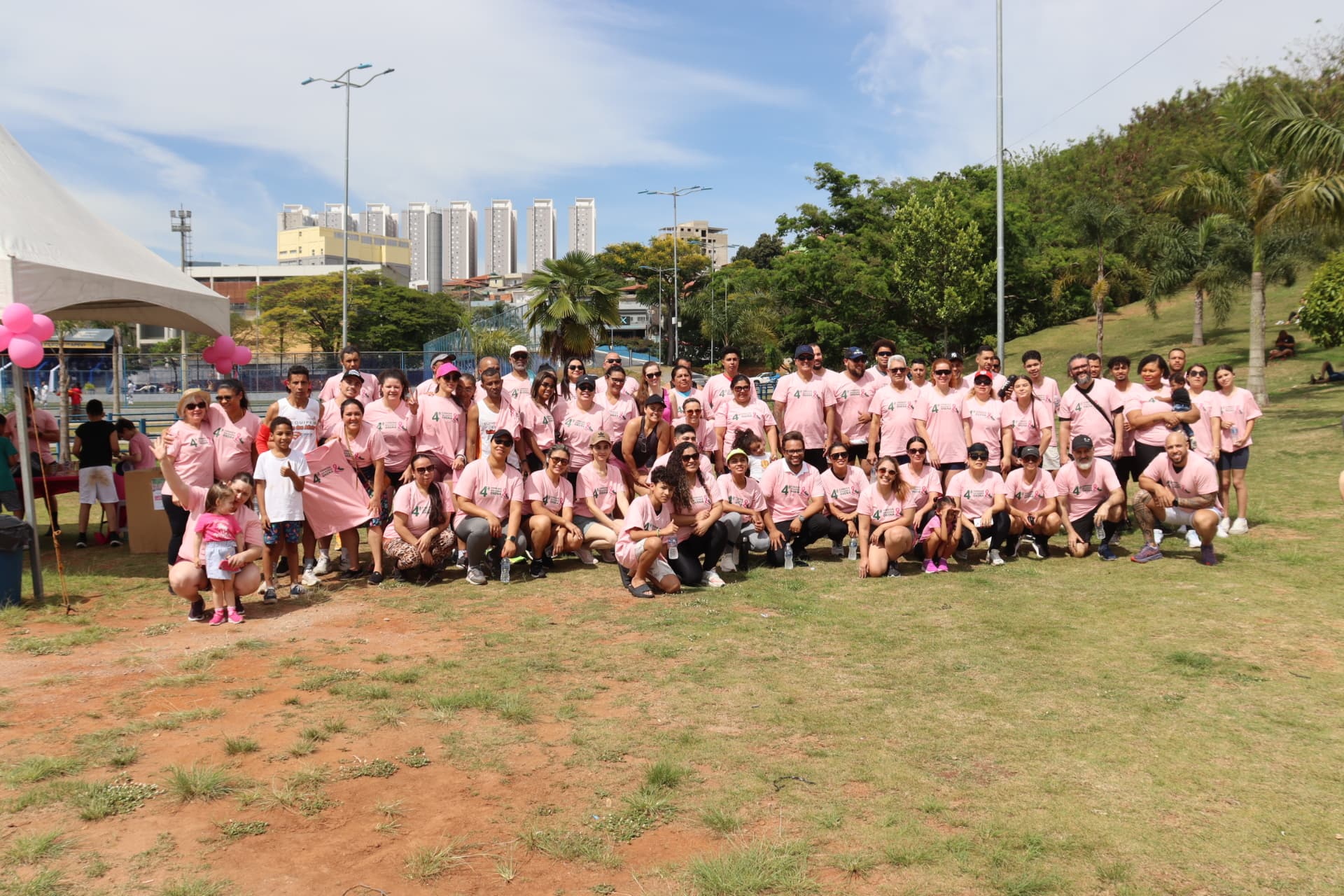 Grupo reunido na 4ª Corrida Solidária Okena