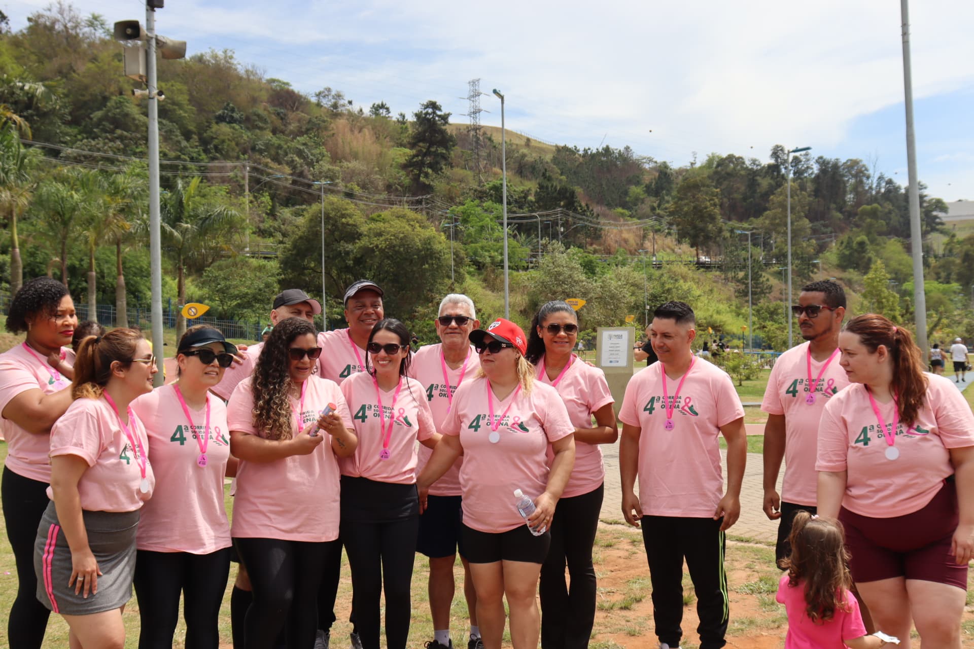Participantes reunidos após a 4ª Corrida Solidária Okena